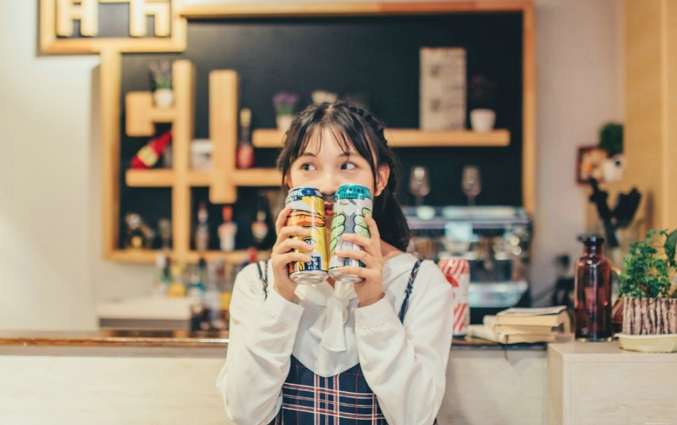 咖啡馆内的可爱嘟嘴少女甜美可人