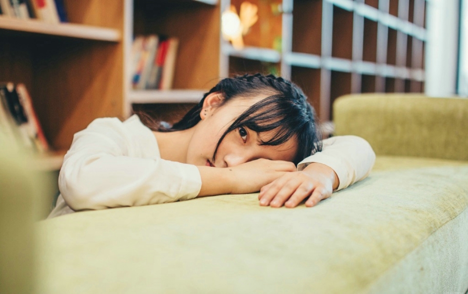 咖啡馆内的可爱嘟嘴少女甜美可人