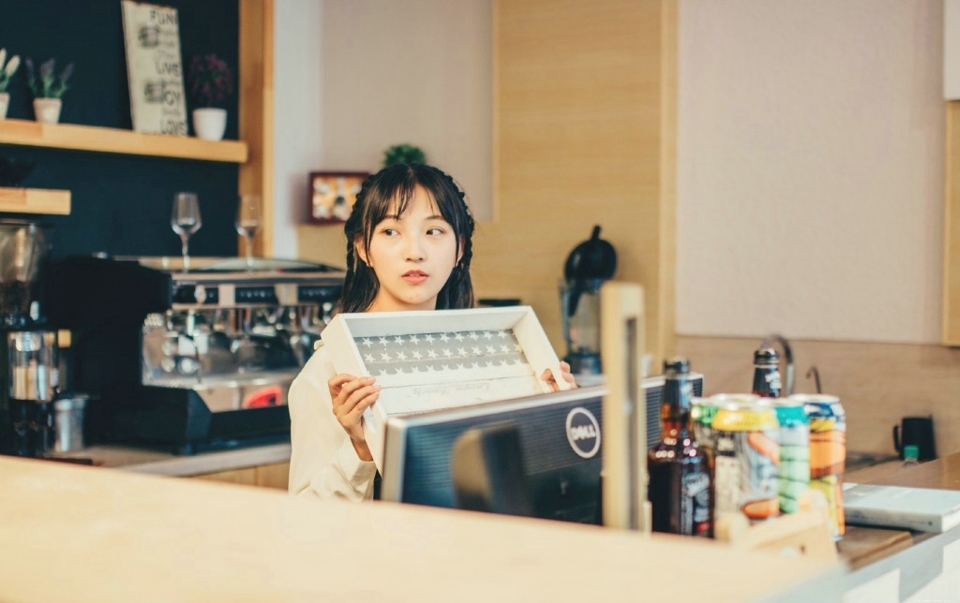 咖啡馆内的可爱嘟嘴少女甜美可人