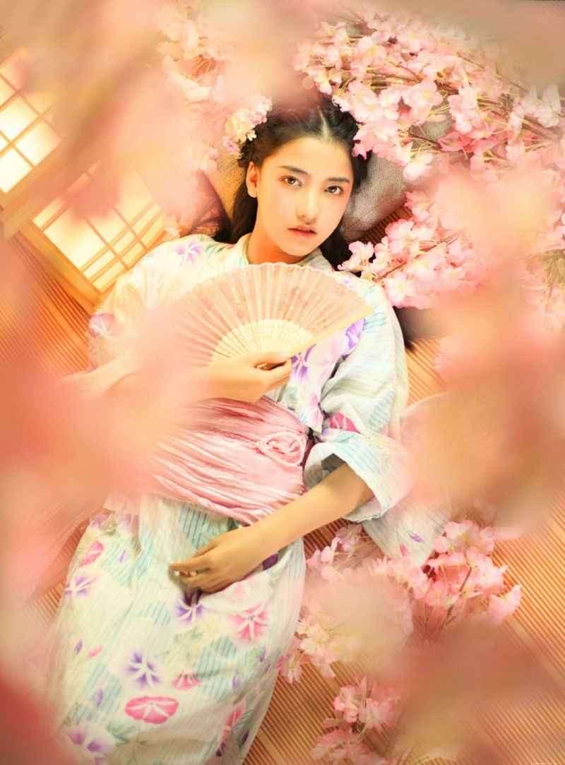 樱花丛中的和服姑娘清丽香甜写真