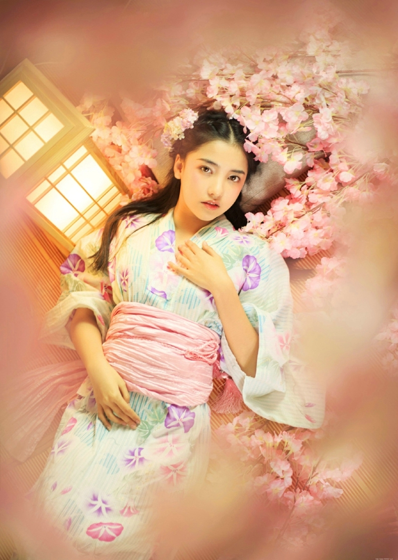 樱花丛中的和服姑娘清丽香甜写真