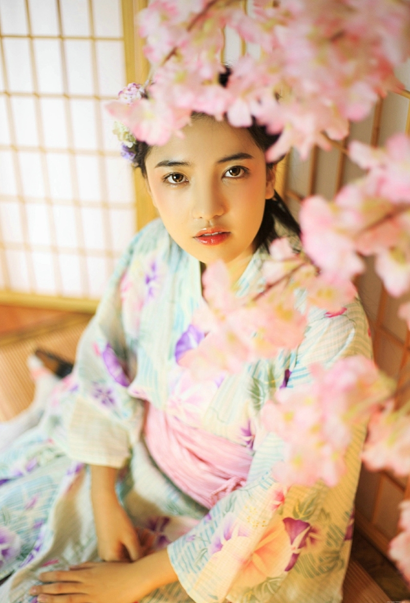 樱花丛中的和服姑娘清丽香甜写真