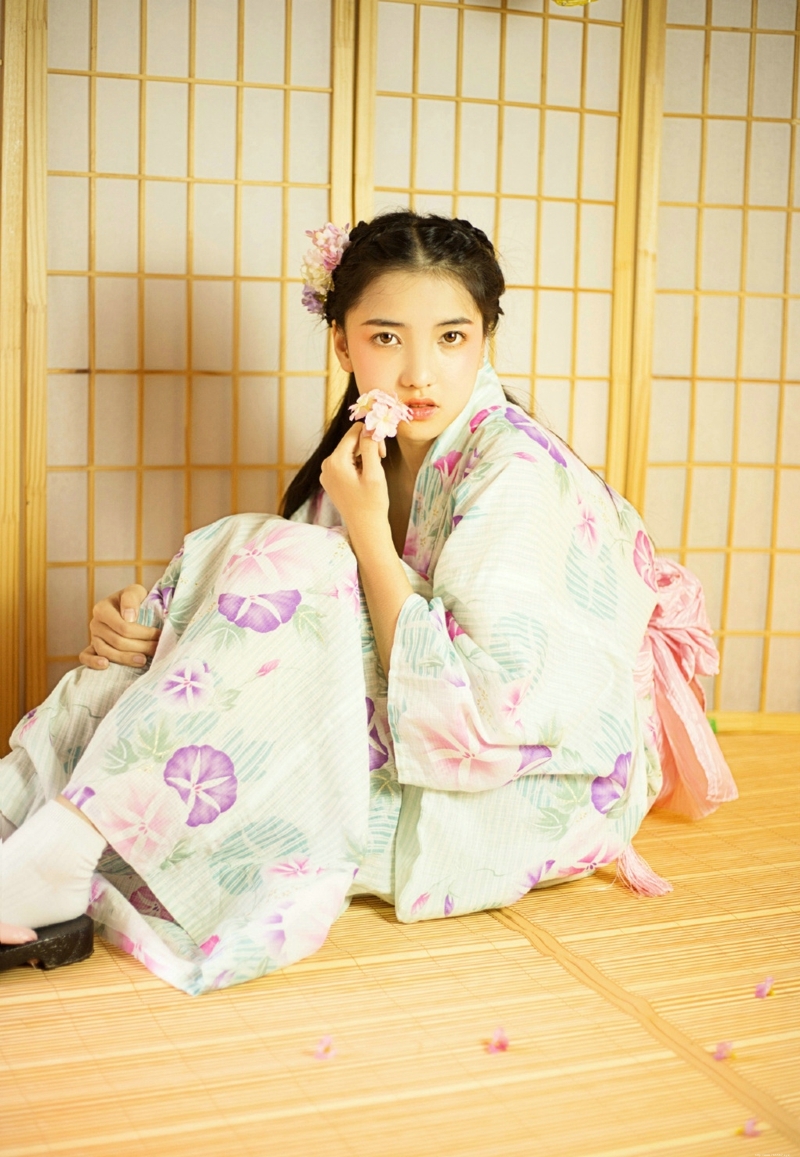 樱花丛中的和服姑娘清丽香甜写真