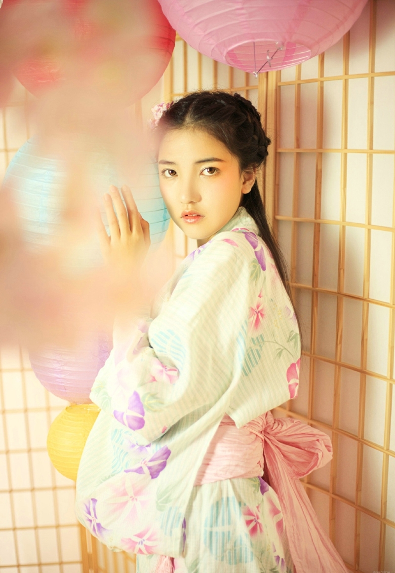 樱花丛中的和服姑娘清丽香甜写真
