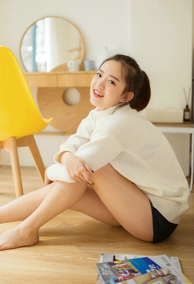 阳光般温暖清纯可爱学生妹笑容甜美迷人私房写真