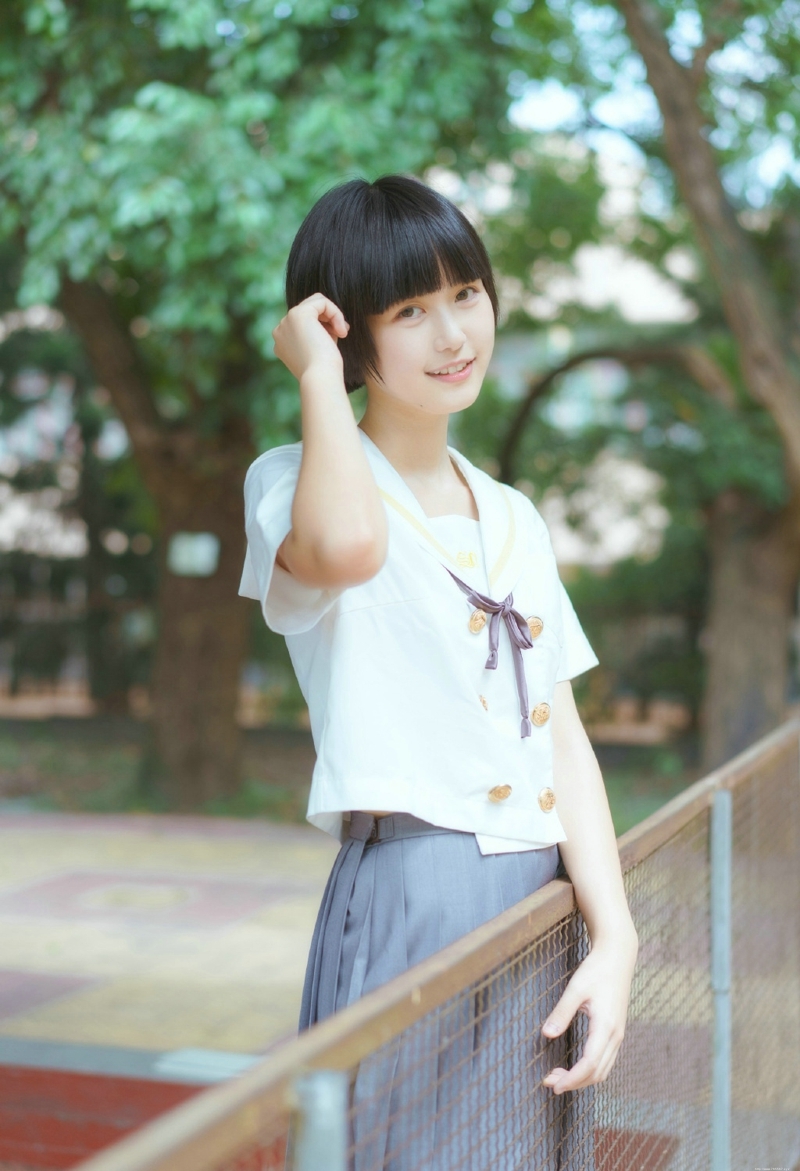 清新短发校服少女青春活力十足