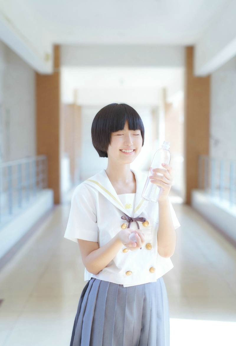 清新短发校服少女青春活力十足