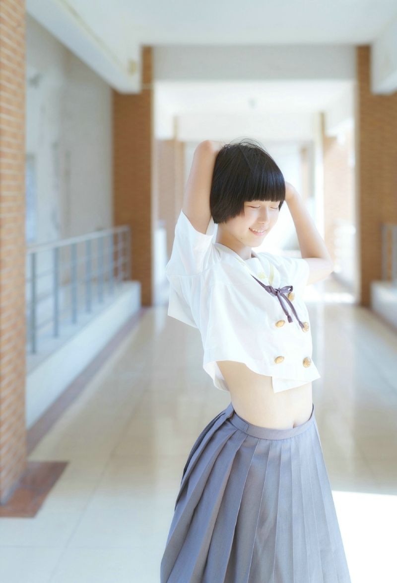 清新短发校服少女青春活力十足