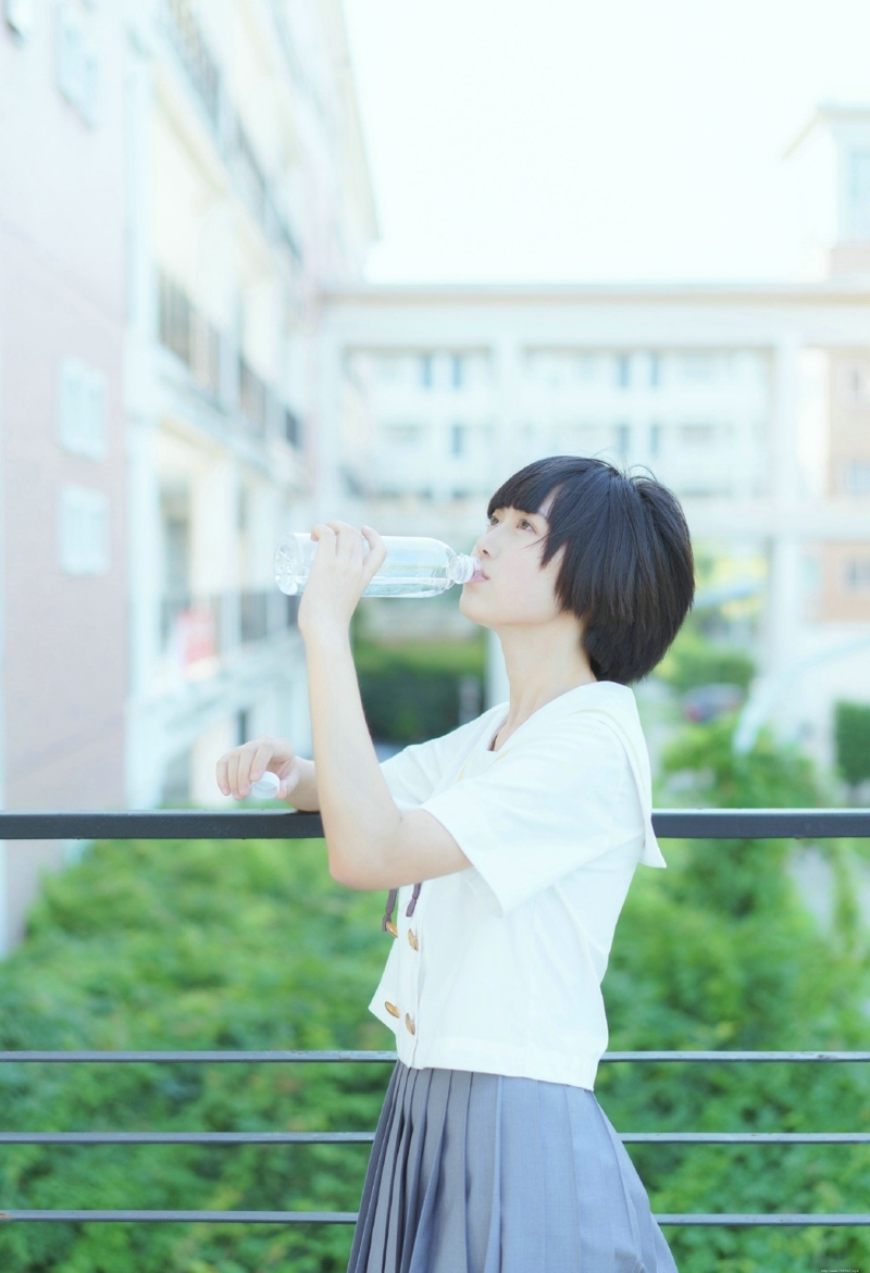 清新短发校服少女青春活力十足