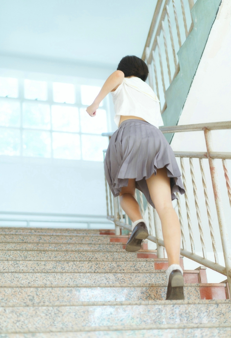 清新短发校服少女青春活力十足