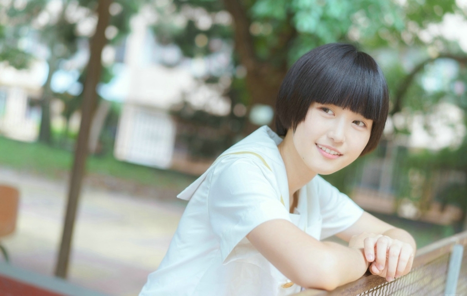 清新短发校服少女青春活力十足