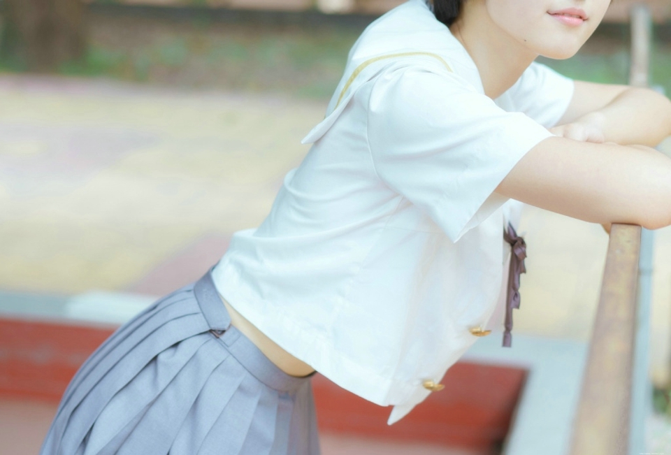 清新短发校服少女青春活力十足