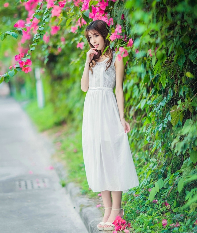 公园内的花恋美女蕾丝裙梨涡甜笑美艳十足