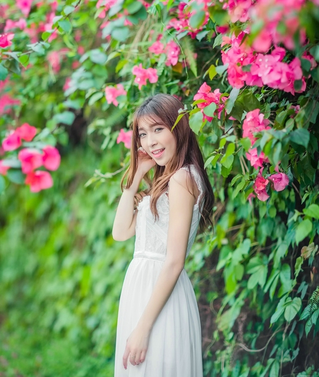 公园内的花恋美女蕾丝裙梨涡甜笑美艳十足