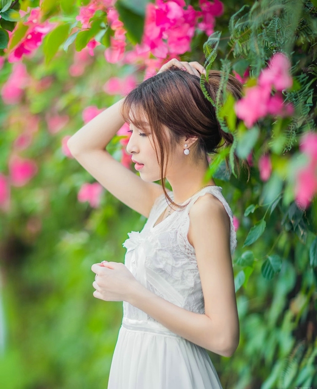 公园内的花恋美女蕾丝裙梨涡甜笑美艳十足