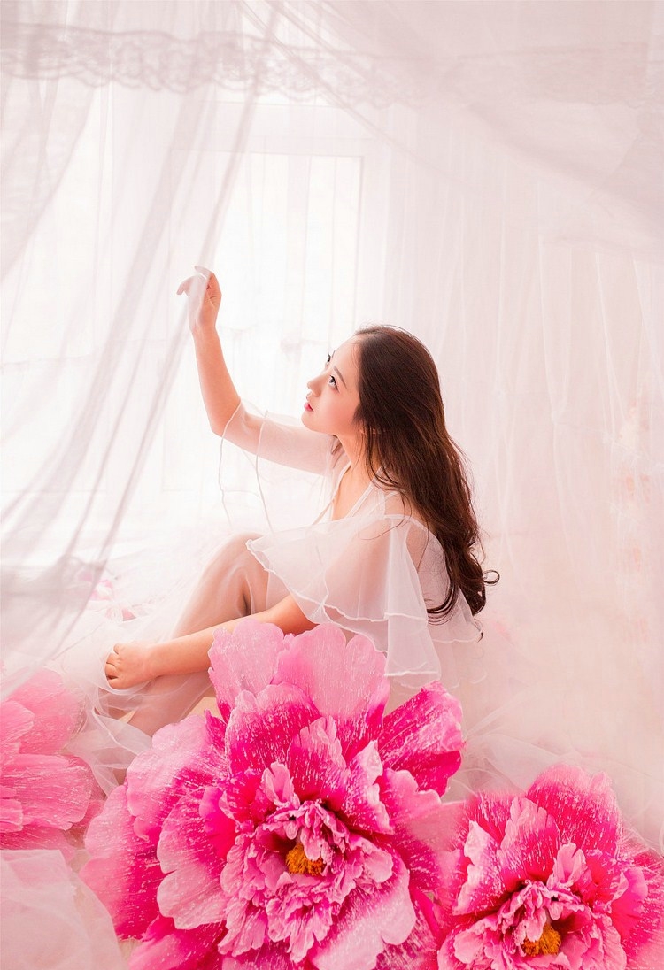 红花女孩杏脸桃腮优雅私房艳丽写真