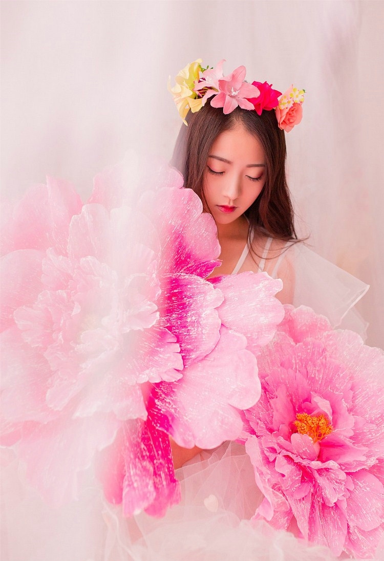 红花女孩杏脸桃腮优雅私房艳丽写真