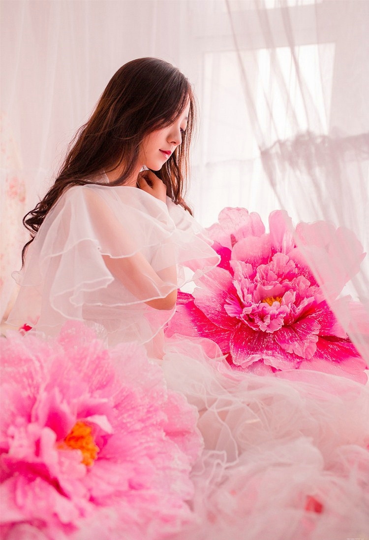 红花女孩杏脸桃腮优雅私房艳丽写真