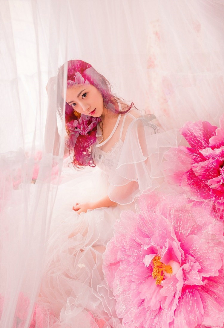 红花女孩杏脸桃腮优雅私房艳丽写真