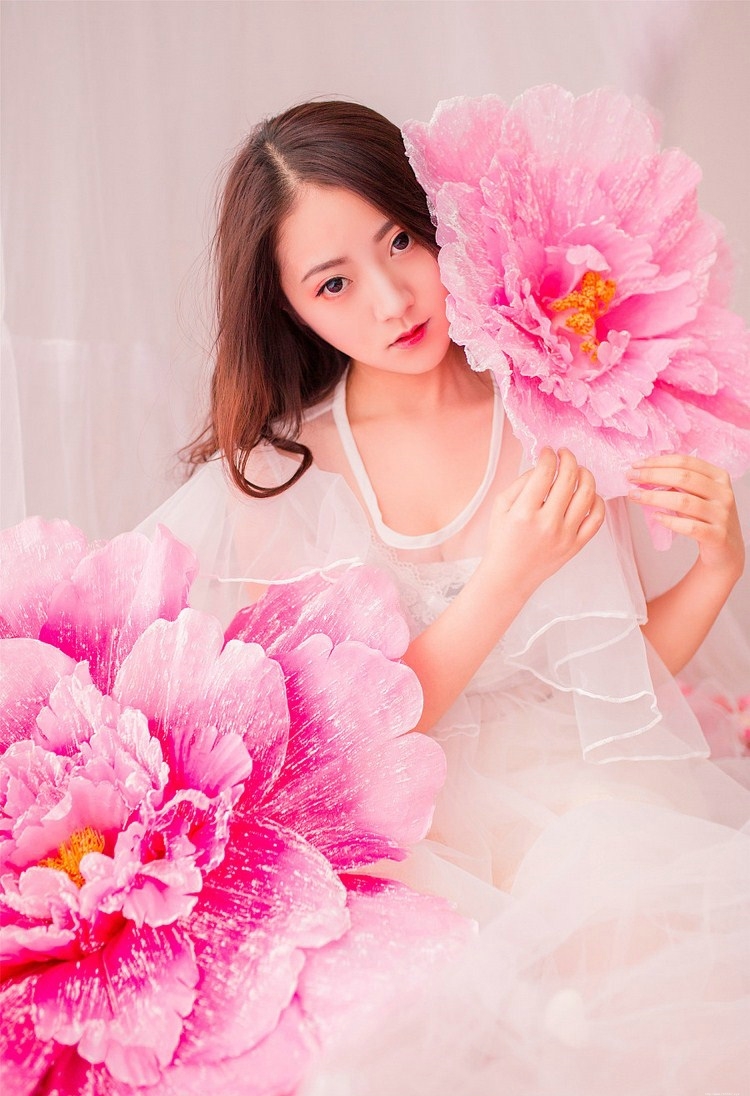 红花女孩杏脸桃腮优雅私房艳丽写真