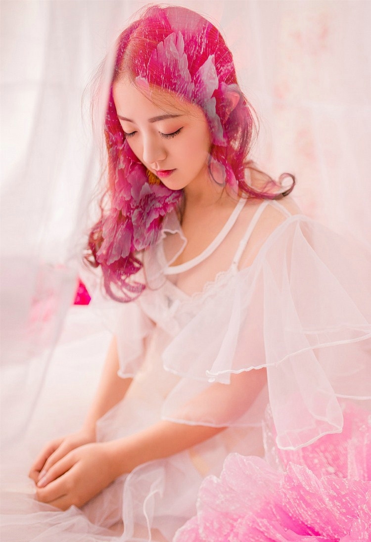 红花女孩杏脸桃腮优雅私房艳丽写真