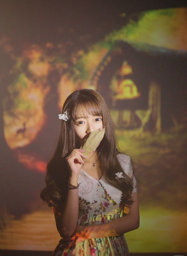 做梦美女碎花长裙沉迷于幻灯机无法自拔