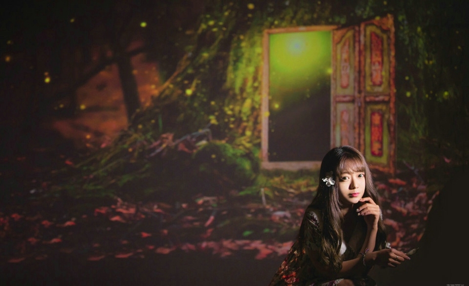 做梦美女碎花长裙沉迷于幻灯机无法自拔