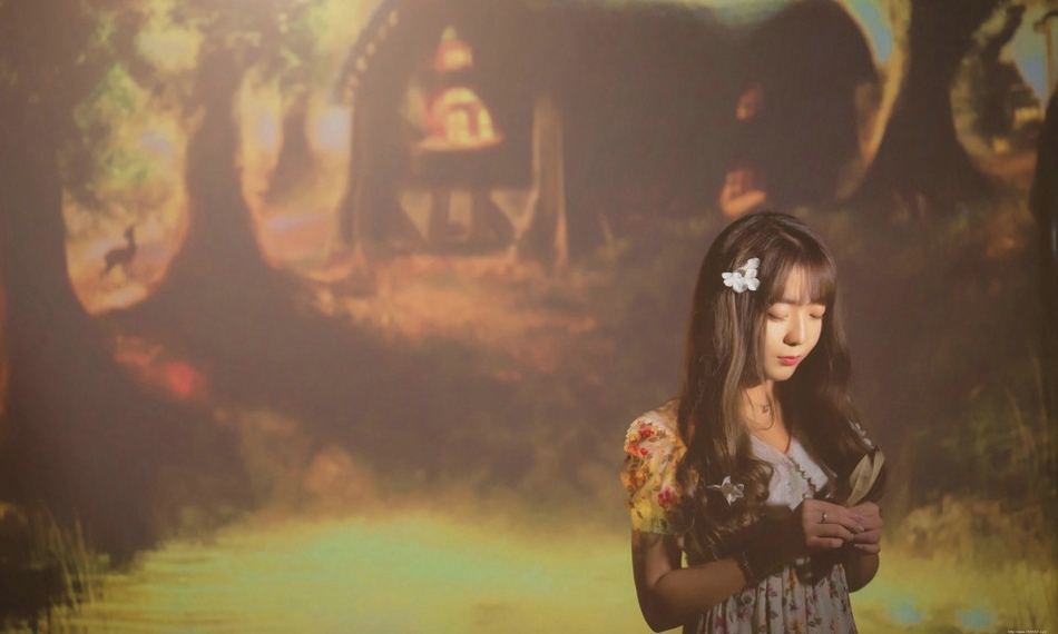 做梦美女碎花长裙沉迷于幻灯机无法自拔