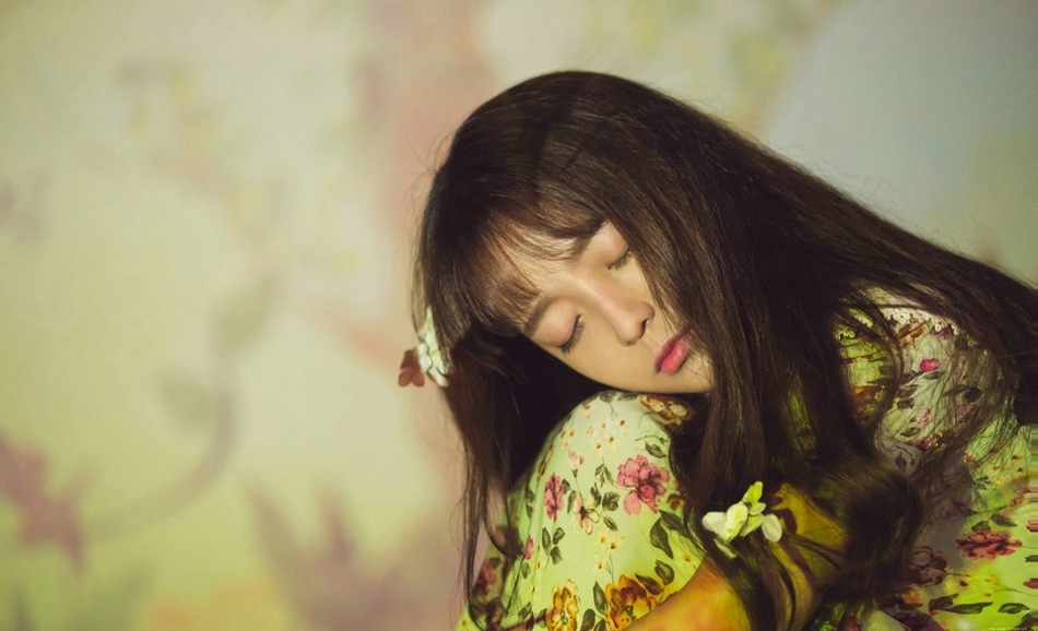 做梦美女碎花长裙沉迷于幻灯机无法自拔