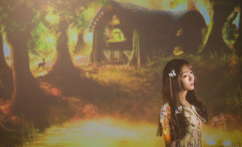 做梦美女碎花长裙沉迷于幻灯机无法自拔