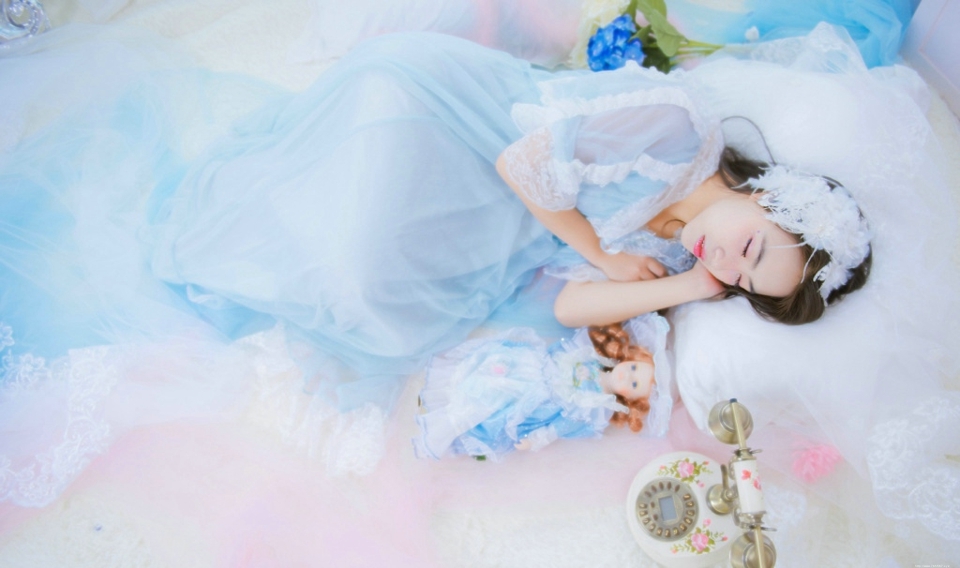 私房薄纱少女娇嫩白皙肌肤写真