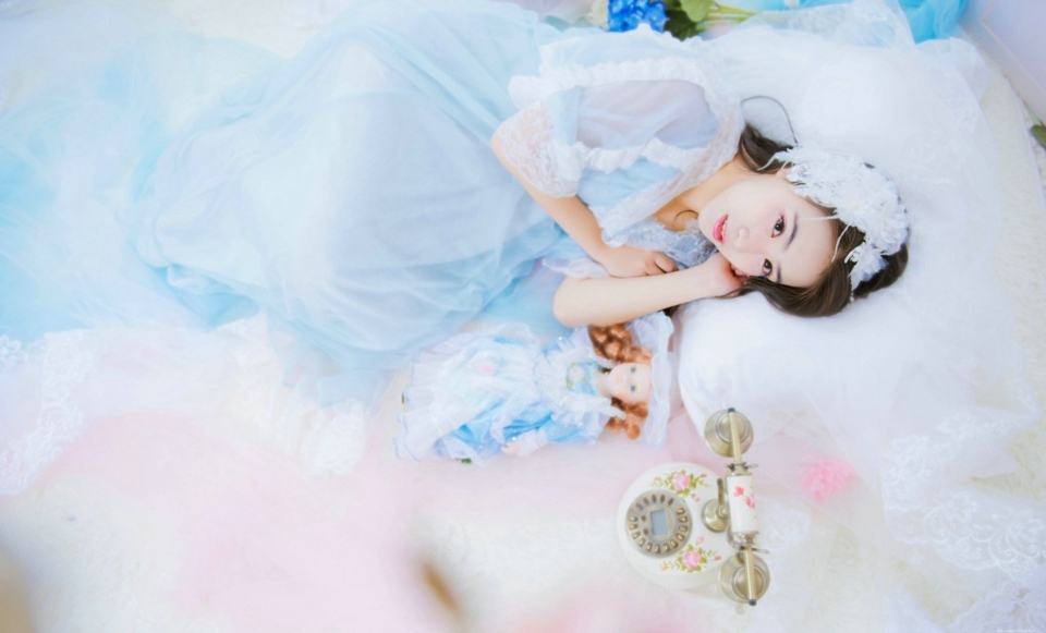 私房薄纱少女娇嫩白皙肌肤写真