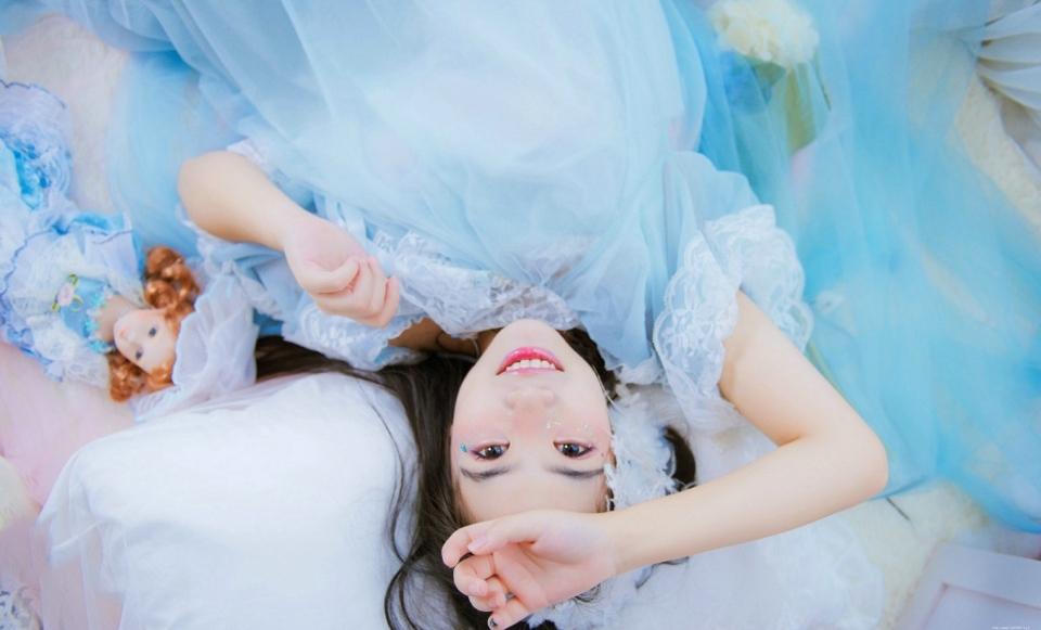 私房薄纱少女娇嫩白皙肌肤写真