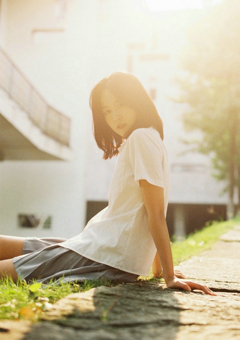 白衬衫软萌妹子短裙阳光下耀眼写真