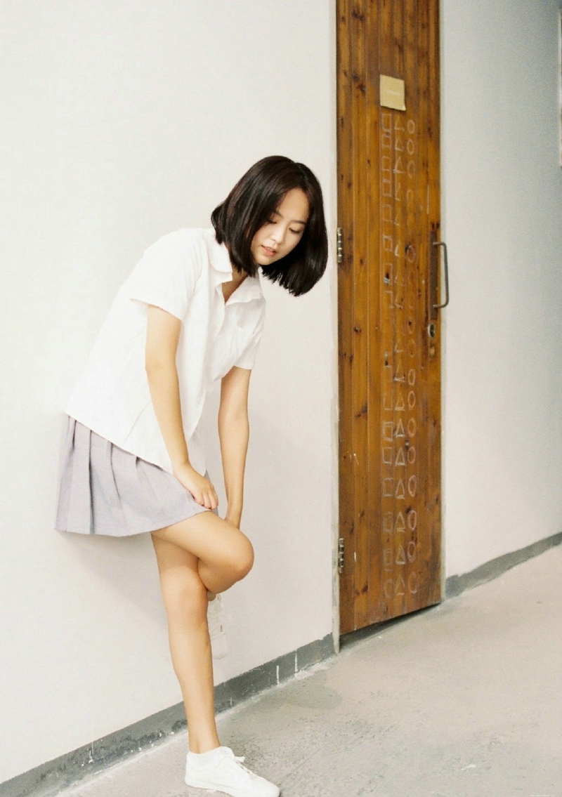 白衬衫软萌妹子短裙阳光下耀眼写真