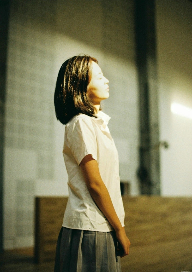 白衬衫软萌妹子短裙阳光下耀眼写真