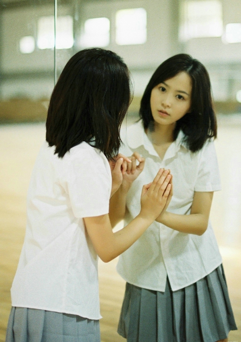 白衬衫软萌妹子短裙阳光下耀眼写真