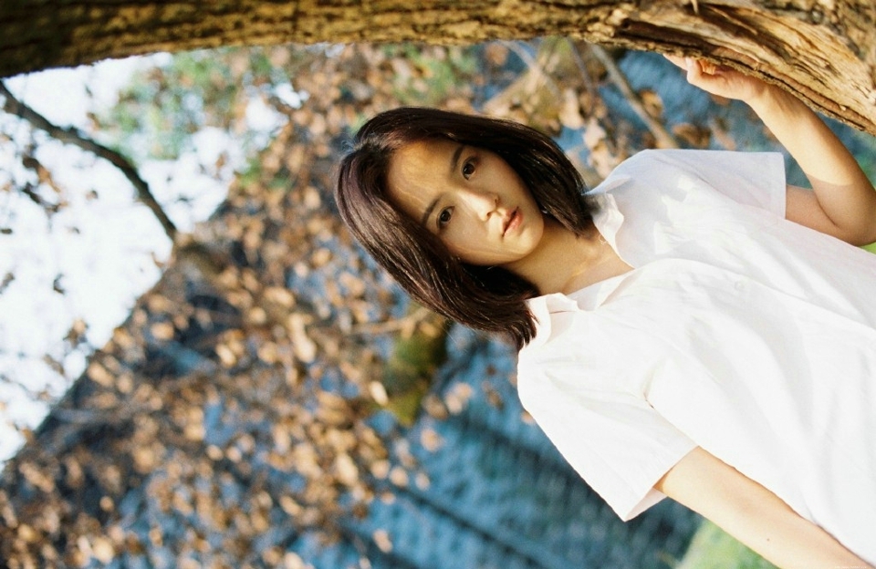 白衬衫软萌妹子短裙阳光下耀眼写真