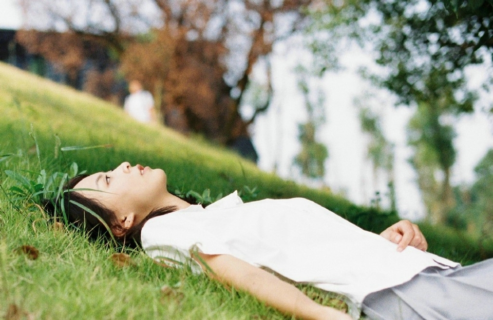 白衬衫软萌妹子短裙阳光下耀眼写真