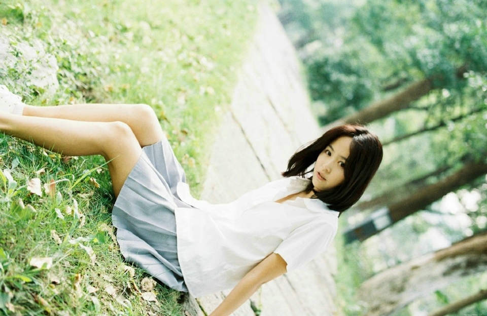 白衬衫软萌妹子短裙阳光下耀眼写真