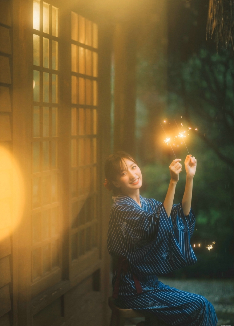 雨天屋檐下的和服气质美女养眼写真