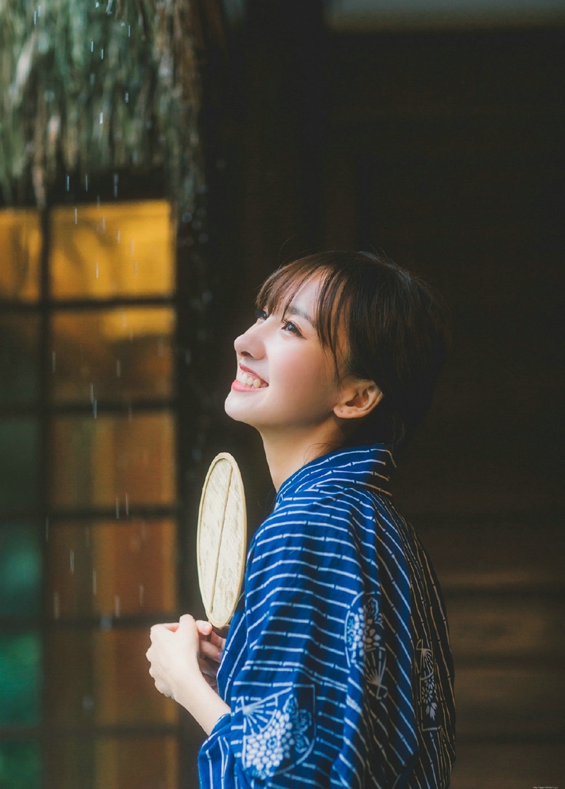 雨天屋檐下的和服气质美女养眼写真