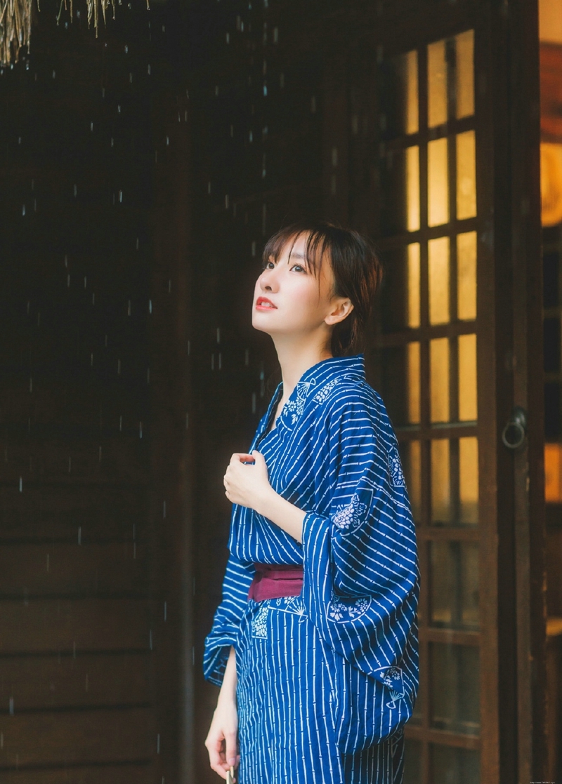 雨天屋檐下的和服气质美女养眼写真