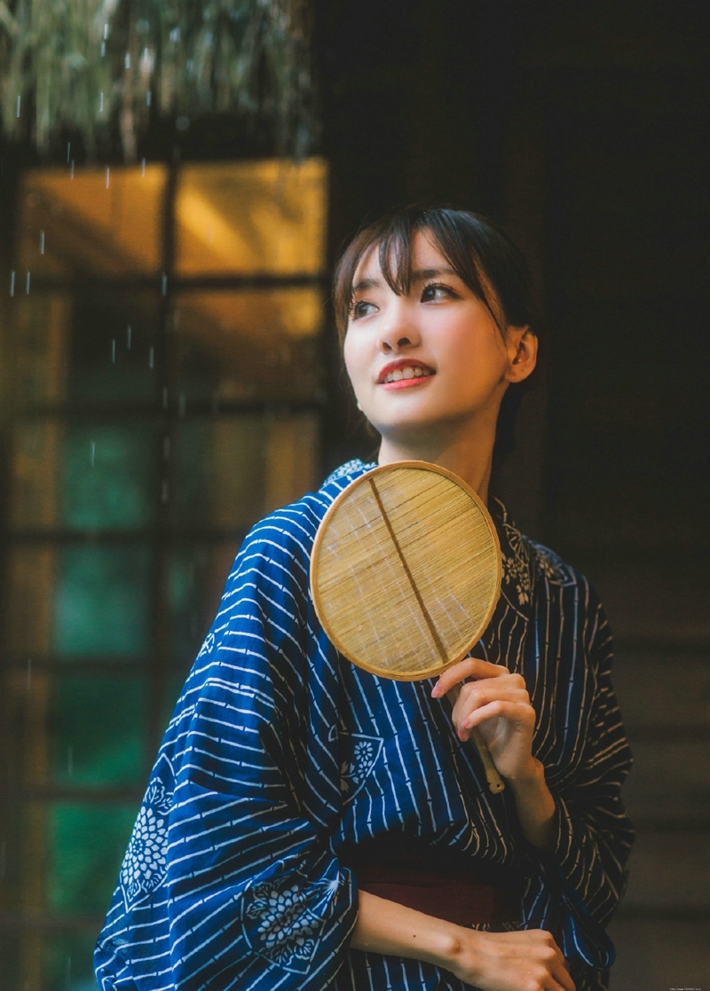 雨天屋檐下的和服气质美女养眼写真