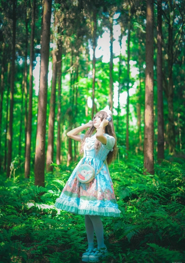 森系少女户外唯美写真清新迷人