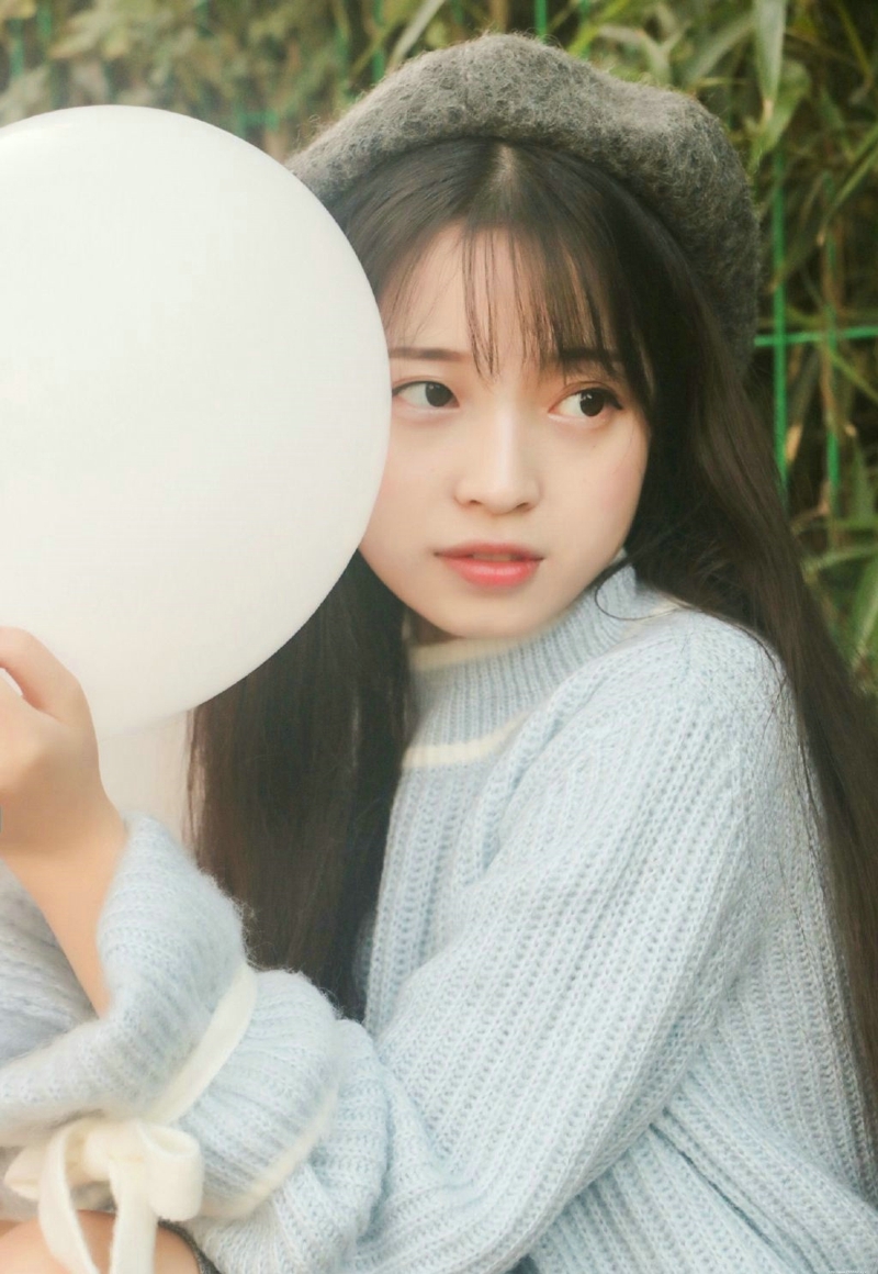 户外气球娇萌贝雷帽毛衣妹子纯真动人