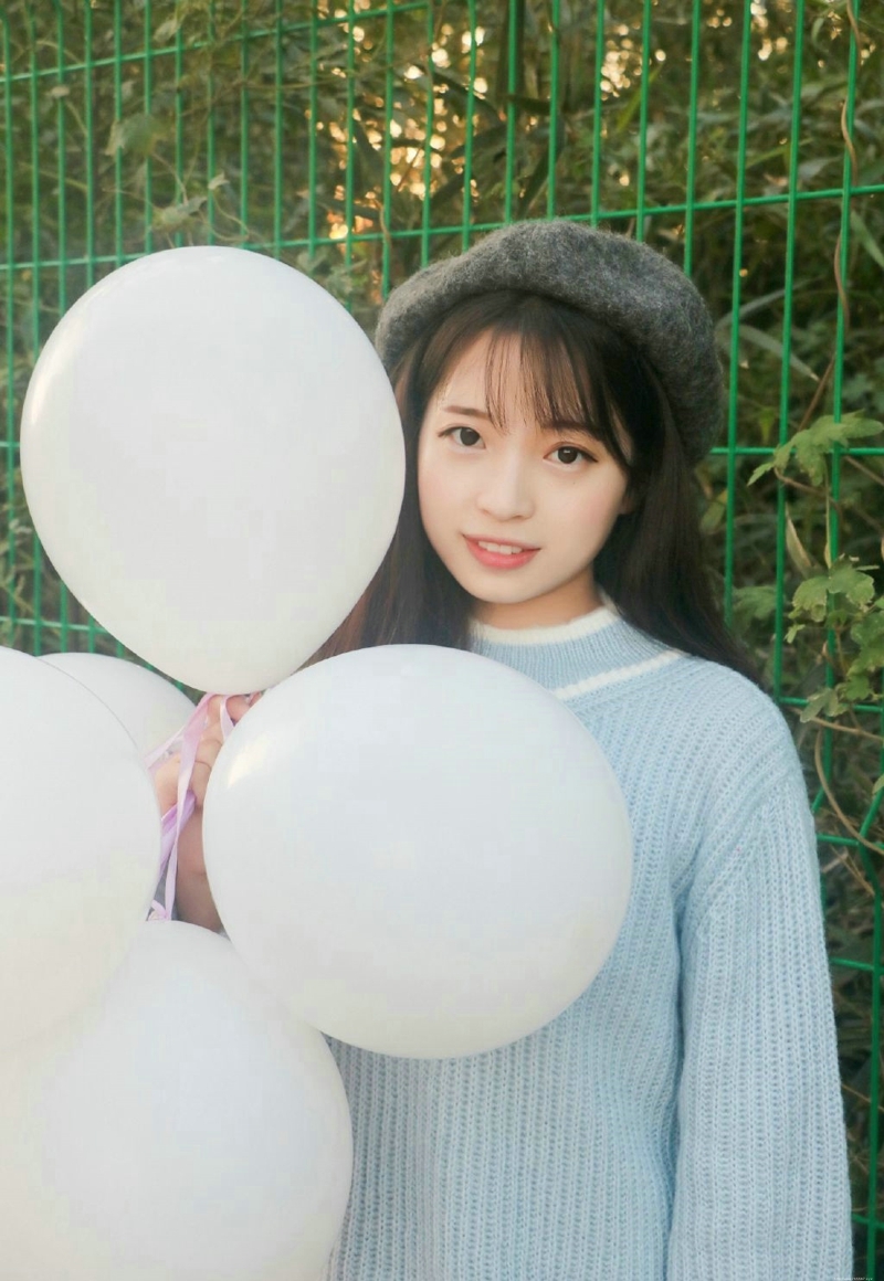 户外气球娇萌贝雷帽毛衣妹子纯真动人