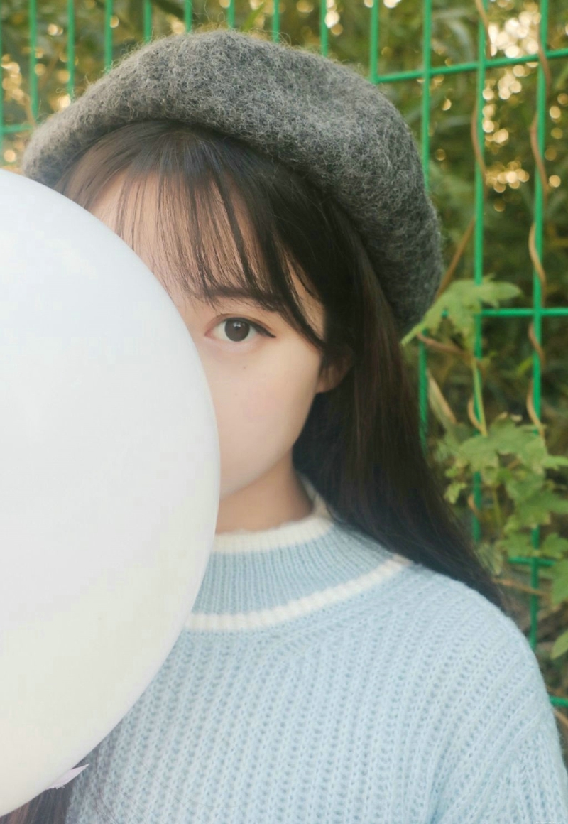 户外气球娇萌贝雷帽毛衣妹子纯真动人