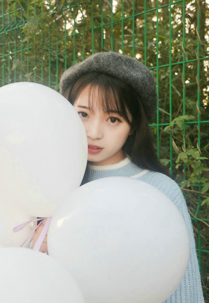 户外气球娇萌贝雷帽毛衣妹子纯真动人