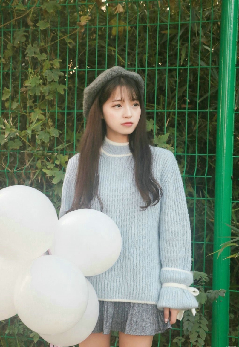 户外气球娇萌贝雷帽毛衣妹子纯真动人